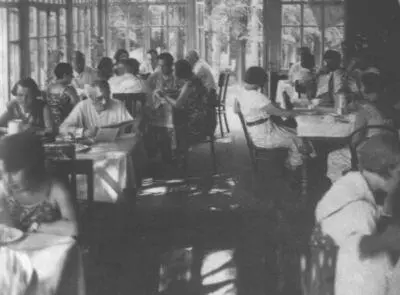 В столовой М Аплетин на отдыхе в Кисловодске 1937 Демьян Бедный - фото 27