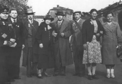 Вс Вишневский первый слева народная артистка СССР В МичуринаСамойлова - фото 32
