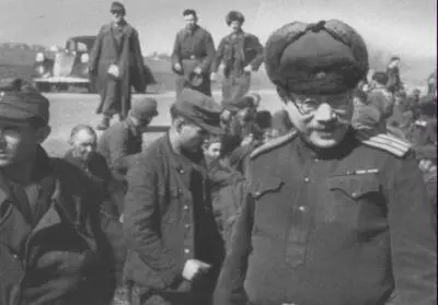 В Саянов на 1м Украинском фронте среди военнопленных немцев Жена и дочь В - фото 35