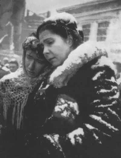 Жена и дочь В Ставского на траурном митинге у могилы писателя Калининский - фото 36