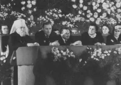 В президиуме III Всесоюзной конференции сторонников мира в Колонном зале Дома - фото 42