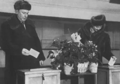 А Фадеев и его жена актриса А Степанова на выборах в Верховный Совет РСФСР - фото 43