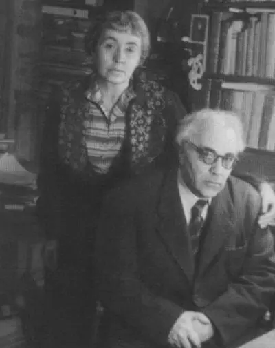 Г Шенгели с женой Н Манухиной 1954 М Шагинян с внучкой 1946 - фото 49