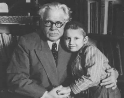 Ф Гладков с внуком 1947 Л Леонов и К Федин в Переделкине 1950 - фото 51