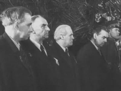 И Эренбург К Федин Н Тихонов Л Леонов в почетном карауле у гроба И - фото 56