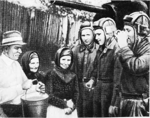 После жаркого боя нет ничего вкуснее кружки свежей воды Прикарпатье 1944 г - фото 13