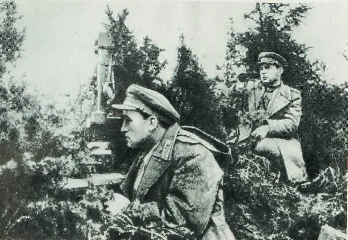 Начальник политотдела 18й армии полковник Л И Брежнев справа на - фото 36