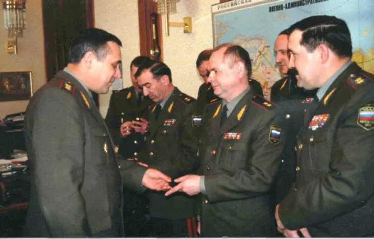 Затем он щедро наделил меня памятными знаками и вымпелами с его подписью с - фото 16