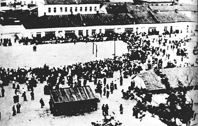 Во время регистрации еврейского населения Июль 1941 г Понтонный мост через - фото 7