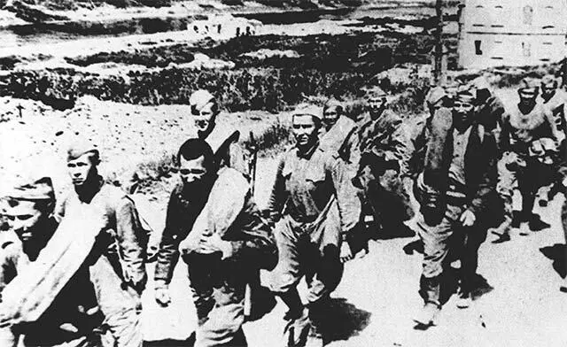 Воины Советской Армии входят в освобожденный Витебск Советские войны - фото 23