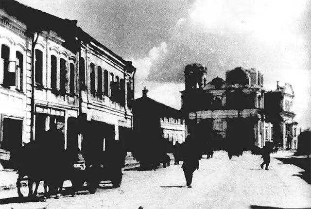 На Замковой улице в день освобождения Горожане возвращались в освобожденный - фото 25