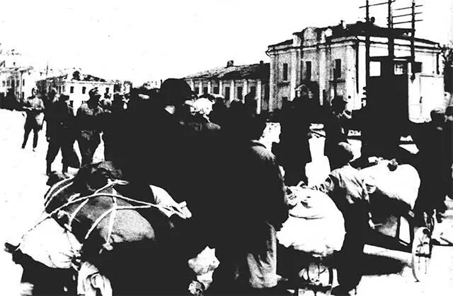 Горожане возвращались в освобожденный Витебск Каменные коробки на месте - фото 26