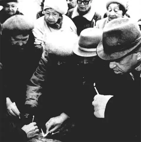 В октябре 1993 года на местах бывшего Витебского гетто и массовых расстрелов у - фото 32