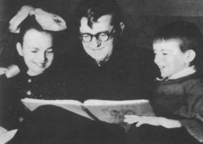 Д Д Шостакович с дочерью и сыном 1947 г Д Д Шостакович в период работы - фото 37