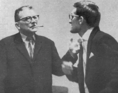 С сыном Максимом в перерыве концерта где Максим выступил как дирижер 1966 г - фото 50
