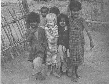 Сабина с друзьями из племени данувар раи Я взяла ее за руку потащила на - фото 52