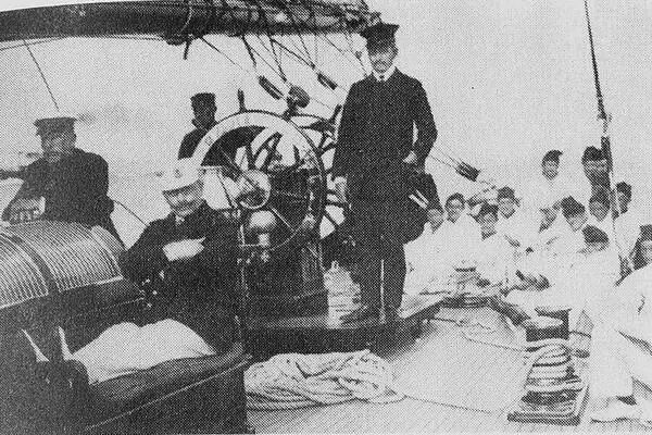 Вильгельм с английским экипажем своей гоночной яхты Метеор в 1898 г - фото 18