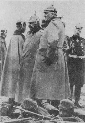 Вильгельм с Гельмутом Мольткемладшим в августе 1914 г Фельдмаршал Пауль фон - фото 29