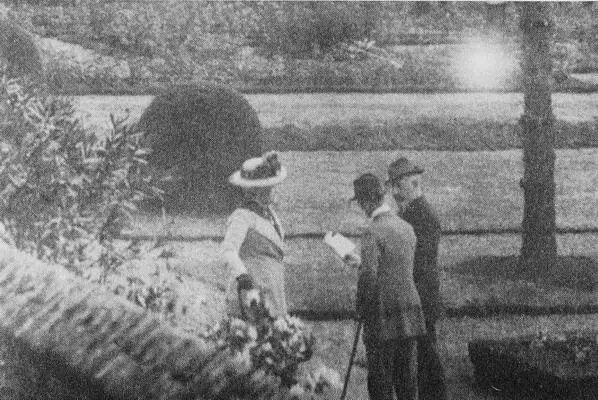 Вильгельм и Дона в Амеронгене 1919 г Фотограф запечатлел их во время беседы с - фото 33