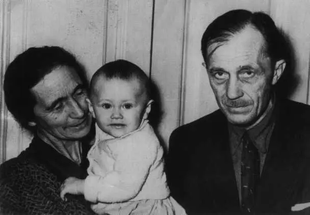 С И Фудель и В М Сытина с внучкой Машей Москва Около 1957195 С И - фото 69
