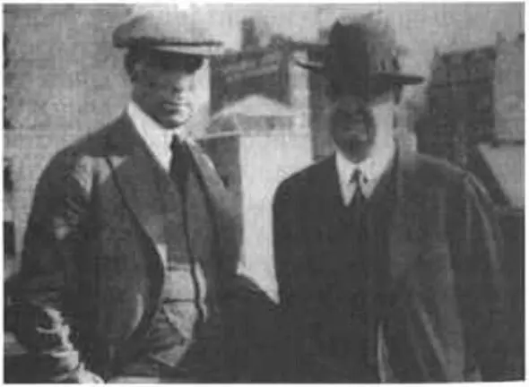 Бэт Мастерсон слева с актером Уильямом Хартом Снимок сделан 7 октября 1921 - фото 61