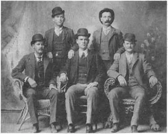 Именно эту фотографию увидел детектив Фрэд Додж в витрине фотостудии Шварца - фото 94