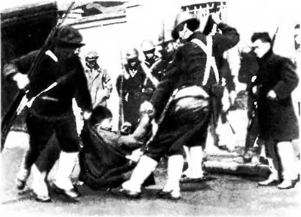 Вторжение японских милитаристов в Маньчжурию 1931 г Японские солдаты атакуют - фото 18