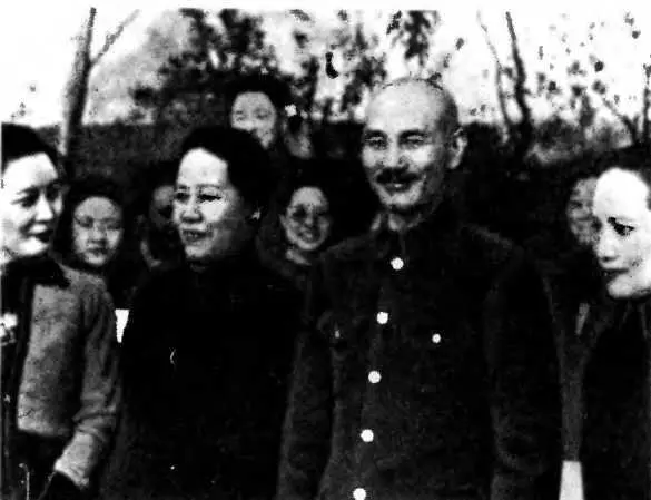 Чан Кайши в обществе сестер Сун 1942 г С генералом Стилуэллом Генерали - фото 24