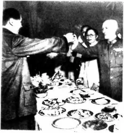 Чан Кайши и Мао Цзэдун Тост в честь переговоров в Чунцине1945 г Чан Кайши у - фото 31