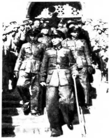 Чан Кайши у мемориала Сунь Ятсена Чжоу Эньлай В кругу семьи 1959 г - фото 32