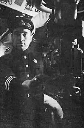 Март 1942 года Герой Советского Союза Н А Лунин у перископа в центральном - фото 25