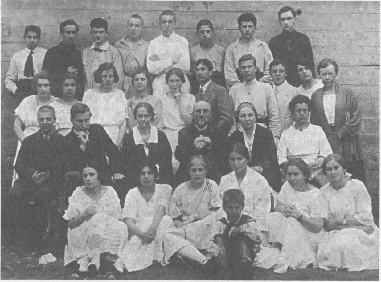 Выпускной класс В верхнем ряду второй слева Д Л Андреев 1923 Все знавшие - фото 21