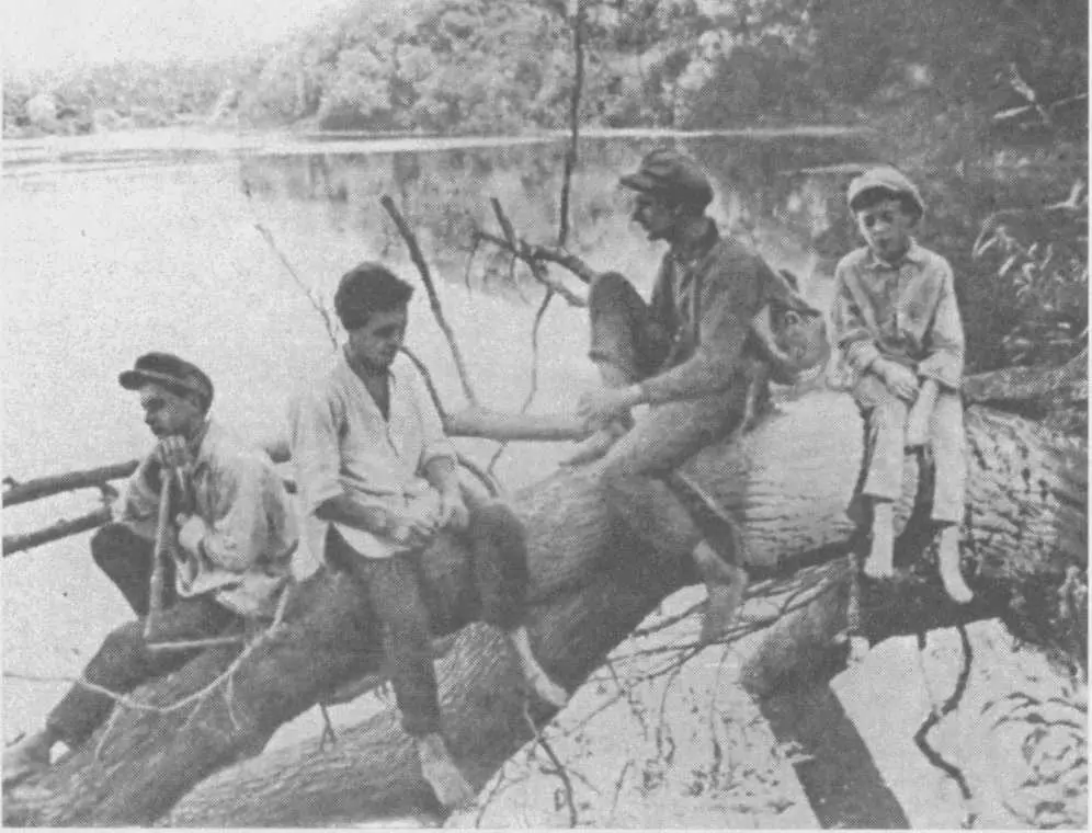 Д Л Андреев третий слева На реке Неруссе 1932 Фотография А П Левенка - фото 42