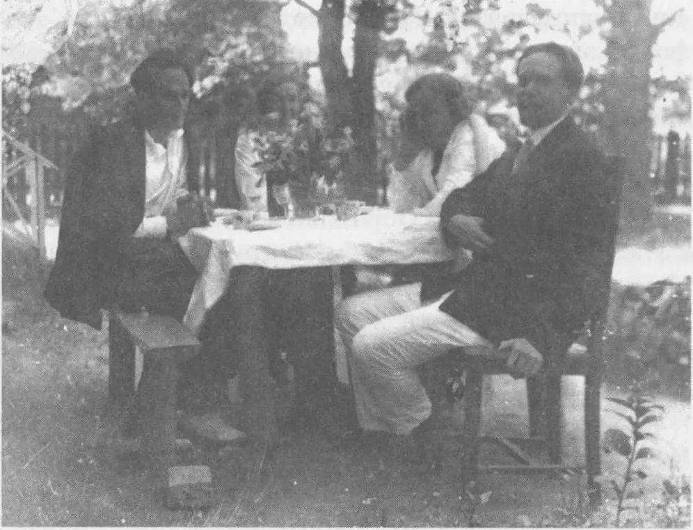 Д Л Андреев Л Ф Смирнова Г В Смирнов Перловка 1930е Вот отчего - фото 59