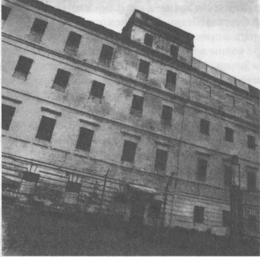 Владимирская тюрьма Третий корпус Фотография 1992 Тюрьма обнесена - фото 75