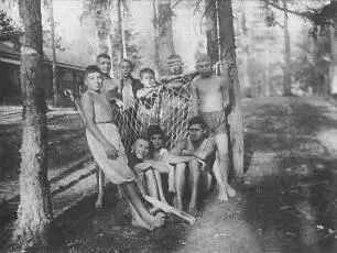В пионерском лагере Толя Эфрос крайний слева 1938 Детство С мамой - фото 3