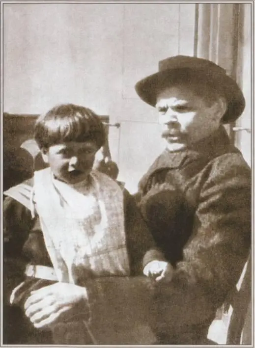 Вадим Андреев на коленях у А М Горького Капри 1907 Даниил Андреев 1909 - фото 2
