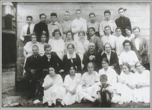 Выпускной класс В верхнем ряду второй слева Д Л Андреев 1922 Дом Добровых - фото 6