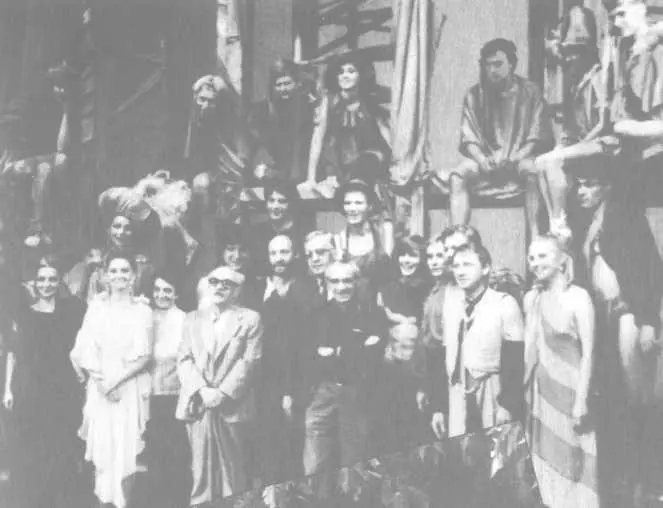 С Зиновием Гердтом среди артистов Таллинского русского драмтеатра 1980 Урок - фото 20