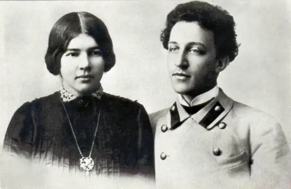 Любовь Дмитриевна и Александр Блок 1903 г В цвете у нее золотые волосы у - фото 66
