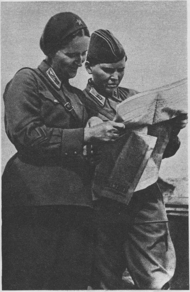 М М Раскова и П Д Осипенко на станции Александров 6 июля 1938 годе во время - фото 14