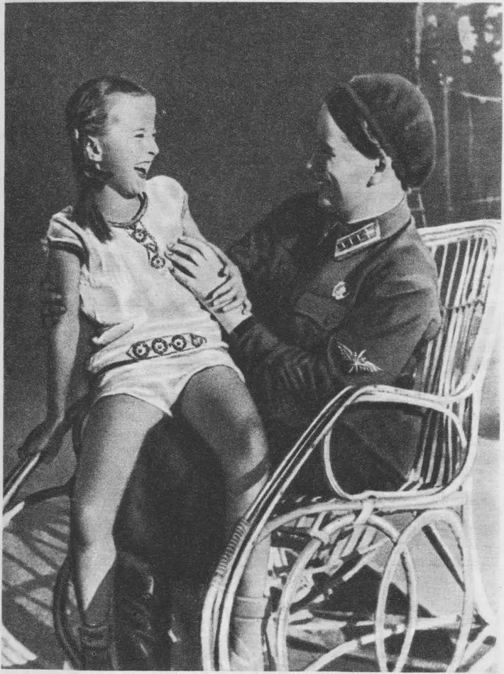 Между двумя перелётами М М Раскова в доме отдыха Подлипки летом 1938 года - фото 17