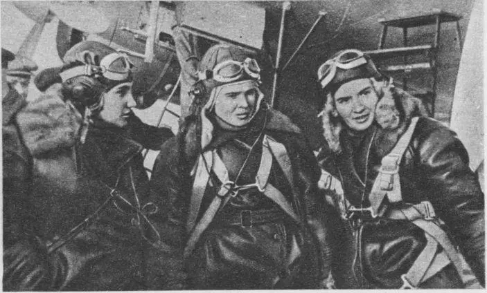 Перед стартом у самолёта Родина 1938 год Шесть часов Полина вела самолёт у - фото 18