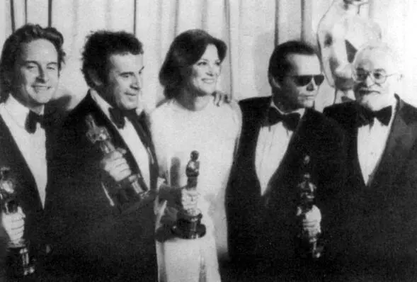 Бо Голдман и Лэрри Хоубен получили Оскара за лучший сценарий Луиза Флетчер - фото 12