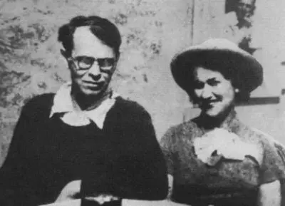 Поэт с последней женой Ольгой Марголиной Лоншан 1936 г Место упокоения - фото 64
