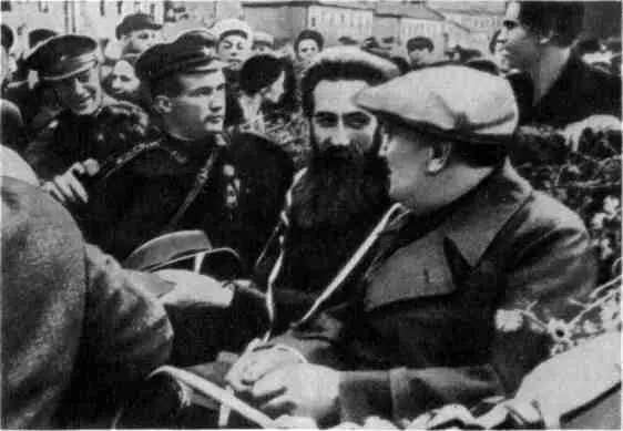 Москва встречает героев В машине сидят Н П Каманин О Ю Шмидт В В - фото 17