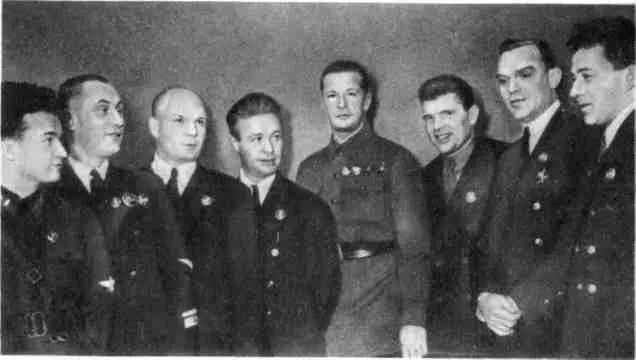 С сентября 1934 г восьмым Героем Советского Союза стал летчикиспытатель М М - фото 20