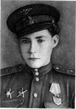 Три боевых ордена украшали грудь 15летнего Аркадия Каманина 1945 г Через - фото 52
