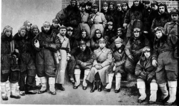 Летный состав авиаэскадрильи имени В И Ленина В центре сидят командир - фото 7