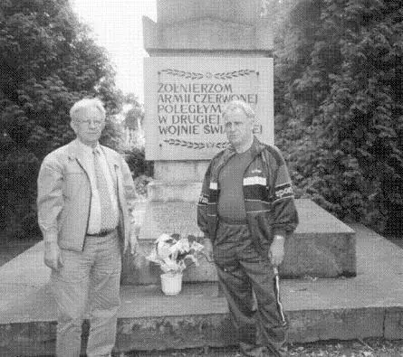 Кладбище советских войнов в г Тухоле Польша 1998 г На большом мраморном - фото 10